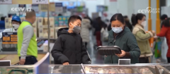 家正在采办食物时