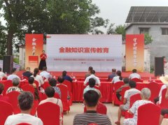 <b>医护人员为村平易近供给血压丈量、健康征询</b>
